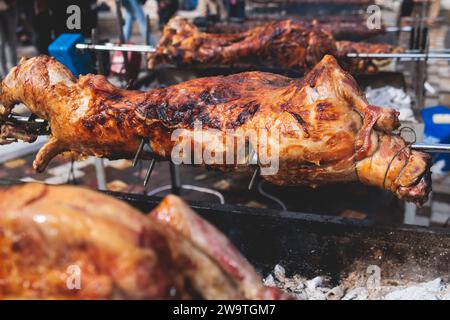 Pâques en Grèce, processus de cuisson traditionnel grec plat de Pâques - Souvla, agneau grillé, moutons et chèvre bbq, griller sur charbon de bois dans les rues o Banque D'Images