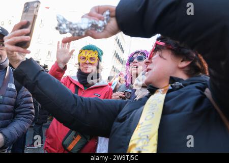 Les gens boivent 12 raisins pendant les Preuvas comme une répétition de la tradition des 12 cloches de la Saint-Sylvestre à la Puerta del sol le 30 décembre 2023 Banque D'Images