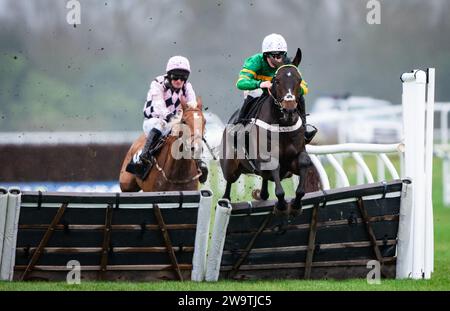 Jeriko du Reponet et James Bowen remportent le Coral Committed to Safer Gambling Introductory Hurdle pour l'entraîneur Nicky Henderson et le propriétaire M. J.P.McManus. Crédit : JTW Equine Images / Alamy Live News Banque D'Images