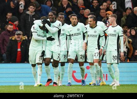 Noni Madueke de Chelsea (à gauche) célèbre avec ses coéquipiers après avoir marqué le deuxième but de leur équipe lors du match de Premier League à Kenilworth Road, Luton. Date de la photo : Samedi 30 décembre 2023. Banque D'Images