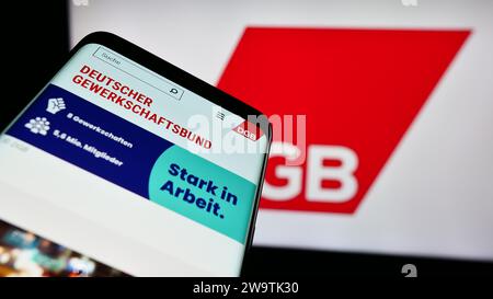 Téléphone portable avec le site web de l'organisation allemande Deutscher Gewerkschaftsbund (DGB) devant le logo. Effectuez le focus sur le coin supérieur gauche de l'écran du téléphone. Banque D'Images