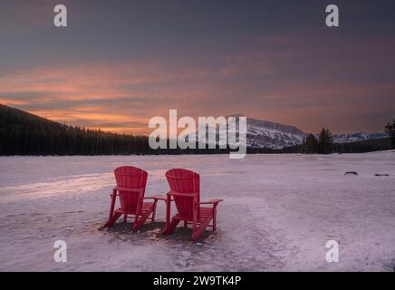 Vue hivernale d'une chaise rouge et du mont Rundle au lac Two Jack dans le parc national Banff, Alberta, Canada Banque D'Images