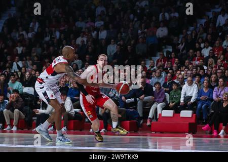 Varese, Italie. 29 décembre 2023. Niccolo Mannion #4 de Pallacanestro Varese OpenJobMetis (à droite) et Darion Atkins #18 de Unahotels Reggio Emilia (à gauche) vu en action lors du match de saison régulière LBA Lega basket Serie A 2023/24 entre Pallacanestro Varese OpenJobMetis et Unahotels Reggio Emilia à Enerxenia Arena. Score final ; Varese 116:93 Reggiana. Crédit : SOPA Images Limited/Alamy Live News Banque D'Images