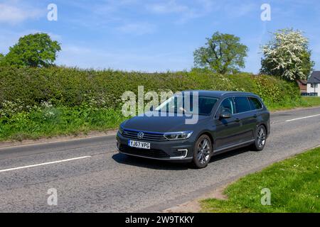 2017 VW Volkswagen Passat GTE S-A TSI 218 PHEV 115Ch moteur 9,9 kWh batterie DSG6 Auto Start / Stop gris voiture Estate hybride électrique 1395 cc Banque D'Images