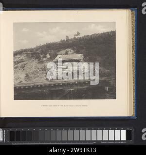 Vue d'une cabane en rondins de mineurs dans les Black Hills, Anonyme, c. 1883 - en 1893 ou avant impression photomécanique papier Black Hills collotype cabane en rondins Black Hills Banque D'Images