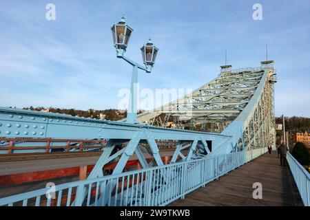 Blick auf die Bruecke Blaues Wunder, Loschwitzer Bruecke, und den teilweise neuen blauen Farbanstrich am 27.12.2023 à Dresde. Die Restaurierungsrbeiten gehen weiter voran. BEI einer Gesamtlaenge von 280 Metern und einer Laenge von 140 Metern zwischen den Pfeilern, wiegt das Bauwerk 3,500 Tonnen. 125 Jahre ueberspannt das denkmalgeschuetzte, genietete Konstrukt den Fluss Elbe. Im Juni 2023 begannen die weiteren Stahlbau- und Korrosionsschutzarbeiten. Diese sollen bis 2028 dauern. Dafuer sind rund 27 Millionen Euro eingeplant. DAS Land chapeau bereits 13 Millionen Foerdermittel zugesagt. Gearbeite Banque D'Images