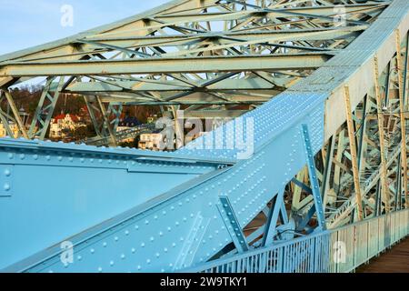 Blick auf die Bruecke Blaues Wunder, Loschwitzer Bruecke, und den teilweise neuen blauen Farbanstrich am 27.12.2023 à Dresde. Die Restaurierungsrbeiten gehen weiter voran. BEI einer Gesamtlaenge von 280 Metern und einer Laenge von 140 Metern zwischen den Pfeilern, wiegt das Bauwerk 3,500 Tonnen. 125 Jahre ueberspannt das denkmalgeschuetzte, genietete Konstrukt den Fluss Elbe. Im Juni 2023 begannen die weiteren Stahlbau- und Korrosionsschutzarbeiten. Diese sollen bis 2028 dauern. Dafuer sind rund 27 Millionen Euro eingeplant. DAS Land chapeau bereits 13 Millionen Foerdermittel zugesagt. Gearbeite Banque D'Images