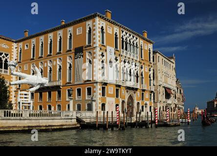 Style Renaissance vénitien Palazzo Franchetti sur le Canale Grande à Venise Italie sur Un merveilleux jour de printemps avec quelques nuages dans le ciel Banque D'Images