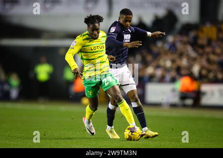 LONDRES, Royaume-Uni - 29 décembre 2023 : Jonathan Rowe de Norwich City retient le défi d'Aidomo Emakhu de Millwall lors du match de championnat EFL BE Banque D'Images