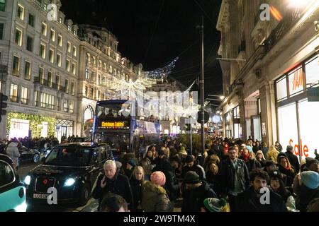 Londres, Royaume-Uni. 29 décembre 2023. Foules de vendeurs en début de soirée sur Regent Street. Crédit : Anna Watson/Alamy Live News Banque D'Images