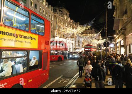 Londres, Royaume-Uni. 29 décembre 2023. Foules de vendeurs en début de soirée sur Regent Street. Crédit : Anna Watson/Alamy Live News Banque D'Images