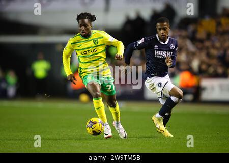 LONDRES, Royaume-Uni - 29 décembre 2023 : Jonathan Rowe de Norwich City retient le défi d'Aidomo Emakhu de Millwall lors du match de championnat EFL BE Banque D'Images