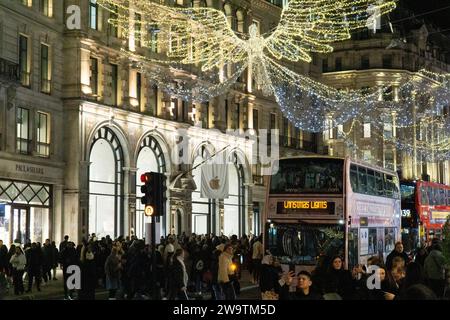 Londres, Royaume-Uni. 29 décembre 2023. Foules de vendeurs en début de soirée sur Regent Street. Crédit : Anna Watson/Alamy Live News Banque D'Images
