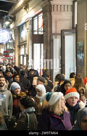 Londres, Royaume-Uni. 29 décembre 2023. Foules de vendeurs en début de soirée sur Regent Street. Crédit : Anna Watson/Alamy Live News Banque D'Images