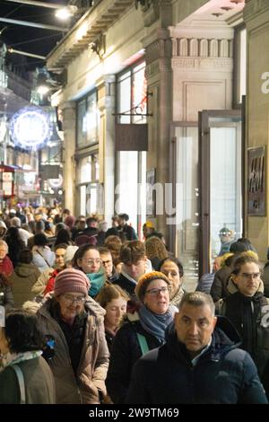 Londres, Royaume-Uni. 29 décembre 2023. Foules de vendeurs en début de soirée sur Regent Street. Crédit : Anna Watson/Alamy Live News Banque D'Images