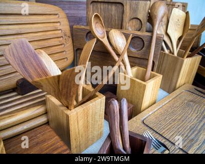 Voronezh, Russie - 19 août 2022 : spatules en bois, cuillères, louches et écumoires Banque D'Images