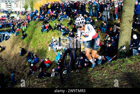 HULST - Ceylin del Carmen Alvarado en action lors de la onzième coupe du monde de cyclo-cross. La compétition à Hulst est la onzième du cycle et la première sur le sol néerlandais. ANP IRIS VAN DEN BROEK Banque D'Images