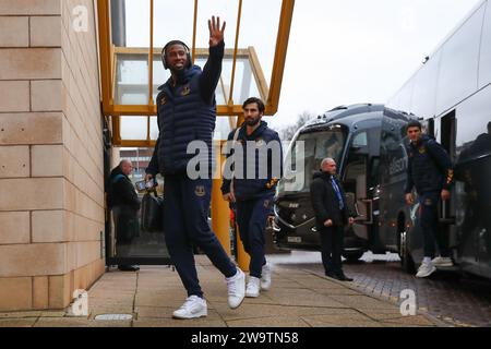 Wolverhampton, Royaume-Uni. 30 décembre 2023. Beto #14 d'Everton s'adresse aux fans alors qu'il arrive avant le match de Premier League Wolverhampton Wanderers vs Everton à Molineux, Wolverhampton, Royaume-Uni, le 30 décembre 2023 (photo de Gareth Evans/News Images) crédit : News Images LTD/Alamy Live News Banque D'Images