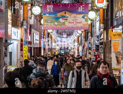 Tokyo, Japon. 30 décembre 2023. Les gens magasinent dans le quartier commerçant de Nakano à Tokyo, Japon, le 30 décembre 2023. Crédit : Gu Yiping/Xinhua/Alamy Live News Banque D'Images