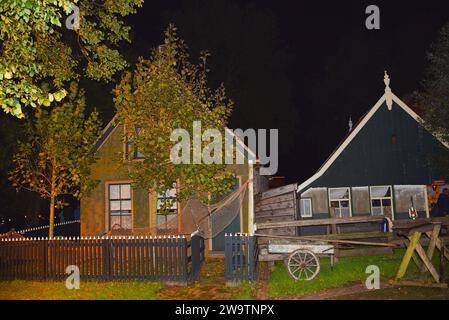 Enkhuizen, pays-Bas. 28 octobre 2023.Un chalet de pêcheur dans la soirée à Enkhuizen. . Photo de haute qualité Banque D'Images