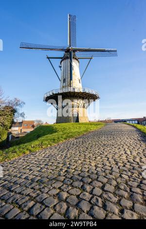 Moulin à vent avec Juffer à Ijzendijke, Zélande, pays-Bas. Décembre 16 2023. Banque D'Images