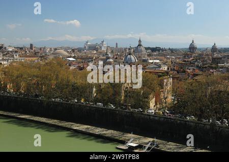 Vue du Castel Sant'Angelo au centre historique de Rome Italie sur Un merveilleux jour de printemps avec quelques nuages dans le ciel Banque D'Images