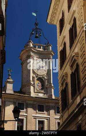 Tour de l'horloge dans le centre historique de Rome Italie sur Un merveilleux jour de printemps avec Un ciel bleu clair Banque D'Images