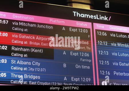 Londres, Royaume-Uni, 30 décembre 2023. Plusieurs services Thamelsink sont annulés au cours du week-end à la gare de St Pancras, en raison d'un manque de personnel. Les voyages de vacances vers les aéroports de Luton et Gatwick sont affectés par des trains qui fonctionnent plus que d'habitude. Crédit : Monica Wells/Alamy Live News Banque D'Images