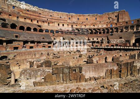 Vue intérieure sur les souterrains dans le Colisée à Rome Italie sur Un merveilleux jour de printemps avec Un ciel bleu clair Banque D'Images