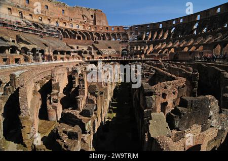 Vue intérieure du sous-sol du Colisée à Rome Italie sur Un merveilleux jour de printemps avec Un ciel bleu clair Banque D'Images