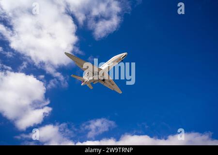 ARRECIFE, LANZAROTE - 28 OCTOBRE 2023 : atterrissage d'un Cessna 680a Citation Latitude exploité par NetJets Europe à l'aéroport Cesar Manrique-Lanzarote. Banque D'Images