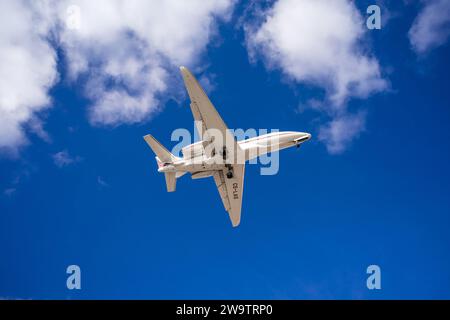 ARRECIFE, LANZAROTE - 28 OCTOBRE 2023 : atterrissage d'un Cessna 680a Citation Latitude exploité par NetJets Europe à l'aéroport Cesar Manrique-Lanzarote. Banque D'Images