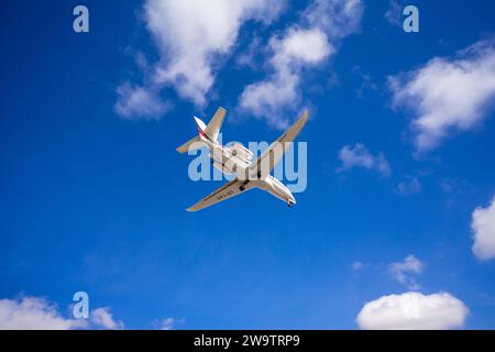 ARRECIFE, LANZAROTE - 28 OCTOBRE 2023 : atterrissage d'un Cessna 680a Citation Latitude exploité par NetJets Europe à l'aéroport Cesar Manrique-Lanzarote. Banque D'Images