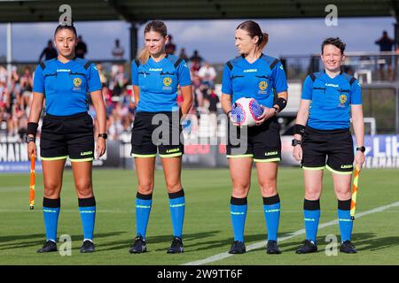 Sydney, Australie. 30 décembre 2023. Les arbitres de match s'alignent avant le match RD10 féminin de La A-League entre les Wanderers de Western Sydney et Melbourne Victory au Wanderers football Park le 30 décembre 2023 à Sydney, en Australie Credit : IOIO IMAGES/Alamy Live News Banque D'Images