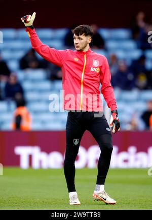 Le gardien de but de Burnley James Trafford se réchauffe avant le match de Premier League à Villa Park, Birmingham. Date de la photo : Samedi 30 décembre 2023. Banque D'Images