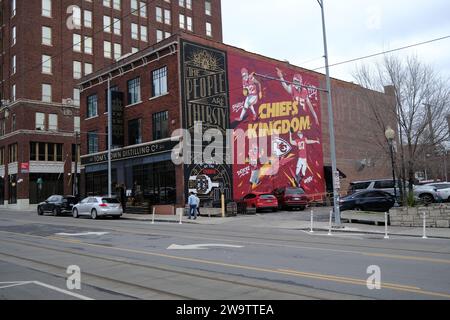 Kansas City Missouri - 23 décembre 2023 : Cheifs Kingdom mural à Tom's Town Distilling Co sur main Street Banque D'Images