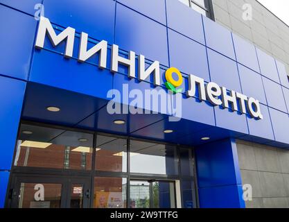 Voronezh, Russie - 30 septembre 2022 : panneau du magasin 'Mini Lenta', Voronezh Banque D'Images