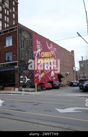 Kansas City Missouri - 23 décembre 2023 : Cheifs Kingdom mural à Tom's Town Distilling Co sur main Street Banque D'Images