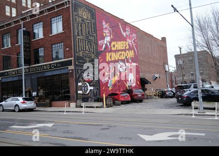 Kansas City Missouri - 23 décembre 2023 : Cheifs Kingdom mural à Tom's Town Distilling Co sur main Street Banque D'Images