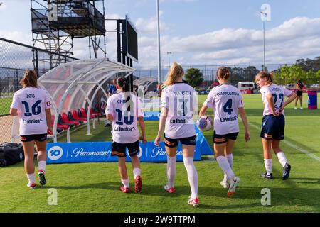 Sydney, Australie. 30 décembre 2023. Les remplaçantes de la victoire se dirigent vers le banc avant le match RD10 féminin de La A-League entre Western Sydney Wanderers et Melbourne Victory au Wanderers football Park le 30 décembre 2023 à Sydney, Australie Credit : IOIO IMAGES/Alamy Live News Banque D'Images