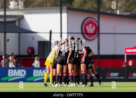 Sydney, Australie. 30 décembre 2023. Les joueuses des Wanderers se bloquent avant le match RD10 féminin de La A-League entre les Wanderers de Western Sydney et Melbourne Victory au Wanderers football Park le 30 décembre 2023 à Sydney, Australie Credit : IOIO IMAGES/Alamy Live News Banque D'Images