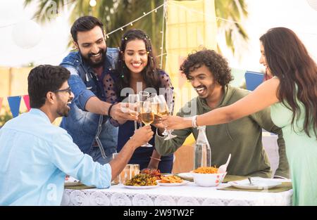 Groupe de jeunes amis champagnes verres à vin à la célébration de la fête du nouvel an - concept de rassemblement d'anniversaire, détente de week-end et ensemble Banque D'Images