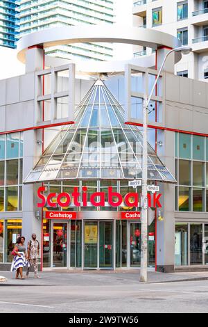 Toronto (Ontario), Canada-22 juin 2016 : façade moderne du bâtiment extérieur de la Banque Scotia. La Banque de Nouvelle-Écosse, qui est la Banque Scotia, est le troisième larg Banque D'Images