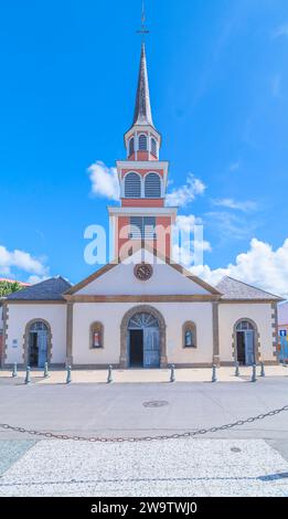 Eglise des Anses d'Arlet plage dans le sud de la Martinique, Antilles françaises. Banque D'Images