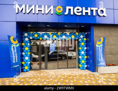 Voronezh, Russie - 30 septembre 2022 : ouverture d'un nouveau magasin près de la maison 'Mini Lenta', Voronezh Banque D'Images