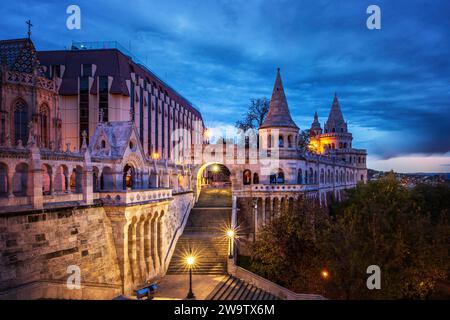 Le Bastion du pêcheur est la terrasse panoramique avec des tours de conte de fées à Budapest. Vue de nuit Banque D'Images
