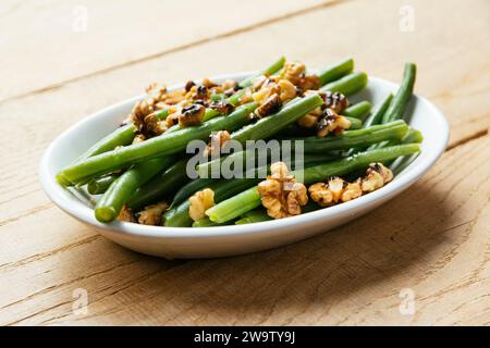 Haricots verts aux noix et vinaigre balsamique Banque D'Images