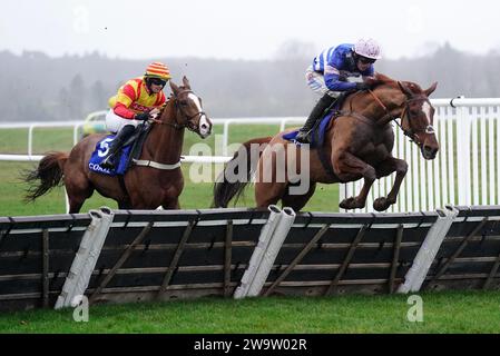 Le capitaine Teague monté par Harry Cobden (à droite) franchit le dernier avant de continuer à gagner la haie des novices Coral Challow à l'hippodrome de Newbury, Berkshire. Date de la photo : Samedi 30 décembre 2023. Banque D'Images