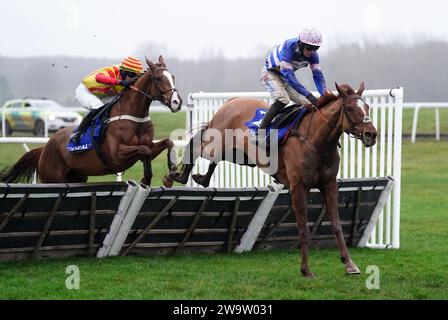 Le capitaine Teague monté par Harry Cobden (à droite) franchit le dernier avant de continuer à gagner la haie des novices Coral Challow à l'hippodrome de Newbury, Berkshire. Date de la photo : Samedi 30 décembre 2023. Banque D'Images