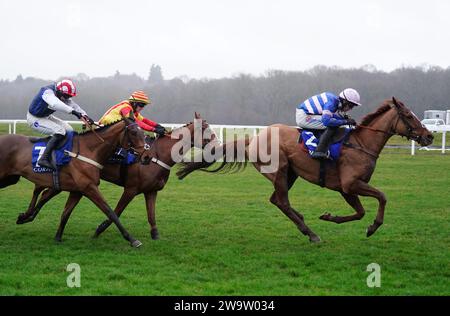 Le capitaine Teague monté par Harry Cobden (à droite) remporte la haie des novices de Coral Challow à l'hippodrome de Newbury, Berkshire. Date de la photo : Samedi 30 décembre 2023. Banque D'Images